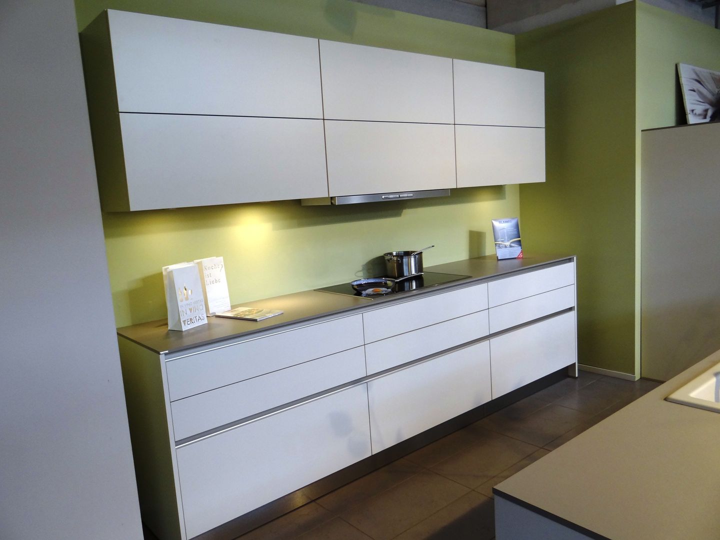 homify Modern style kitchen Cabinets & shelves