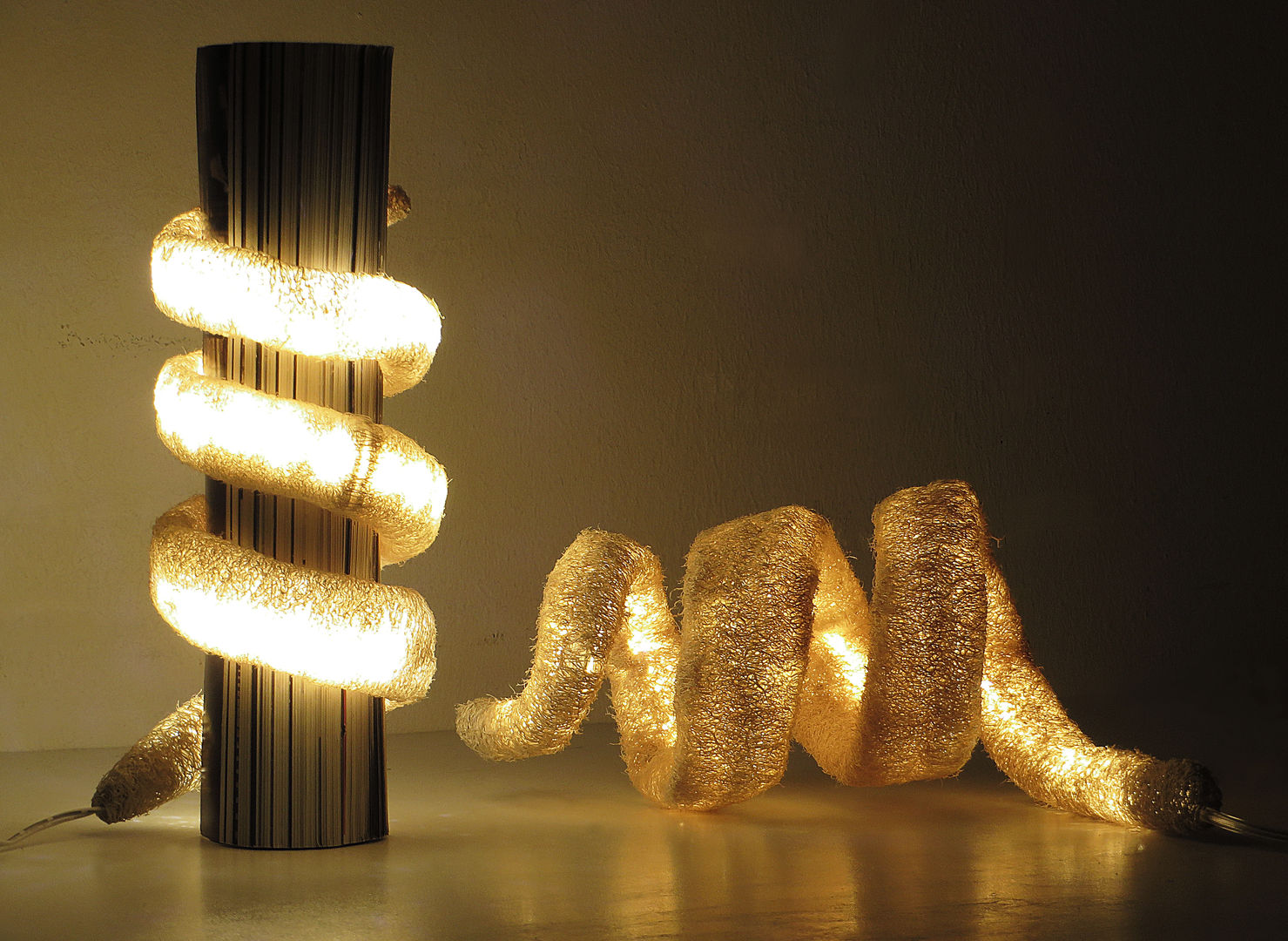 Zlata Light- Flexible tube light made from luffa plant homify Camera da letto moderna Illuminazione