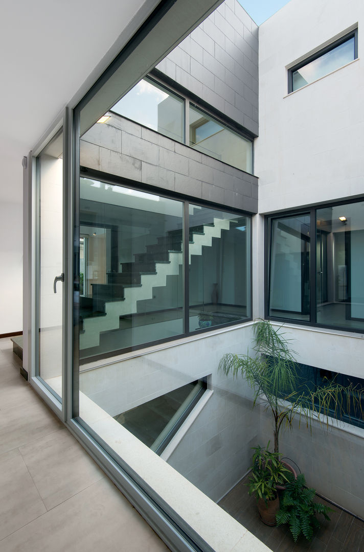 Casa Sanchez, TOV.ARQ Estudio de Arquitectura y Urbanismo TOV.ARQ Estudio de Arquitectura y Urbanismo Pasillos, vestíbulos y escaleras de estilo minimalista