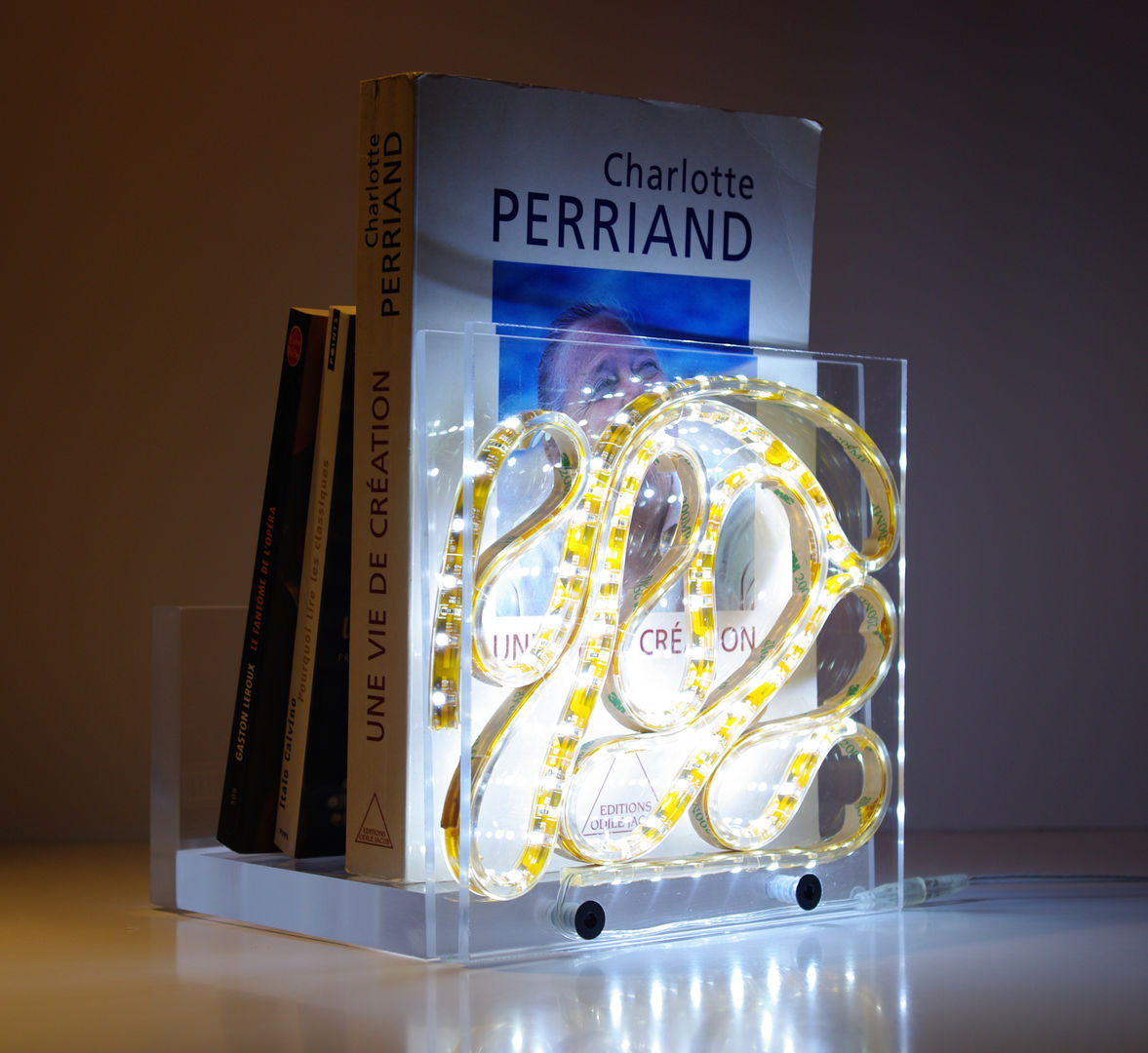 Une lampe - Un Serre-Livre, Kelly Pesah Kelly Pesah Dormitorios de estilo moderno Iluminación