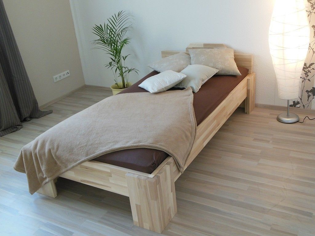 Massivholzbetten von Baßner Holzbau, Baßner Holzbau Baßner Holzbau Classic style bedroom Beds & headboards