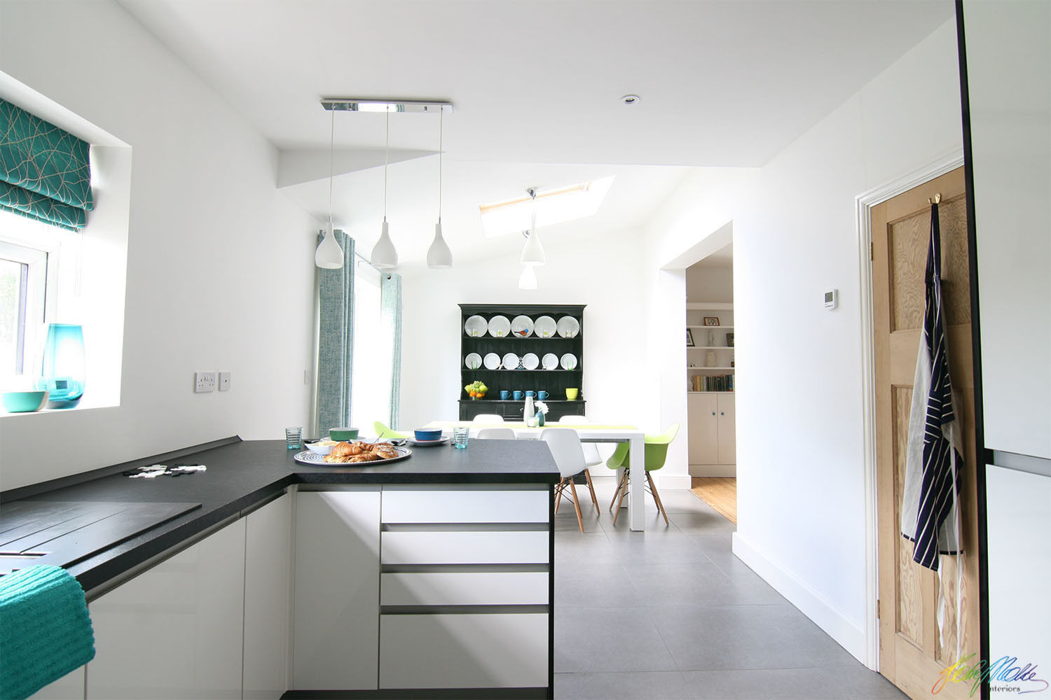Kitchen-dining flow homify Modern style kitchen