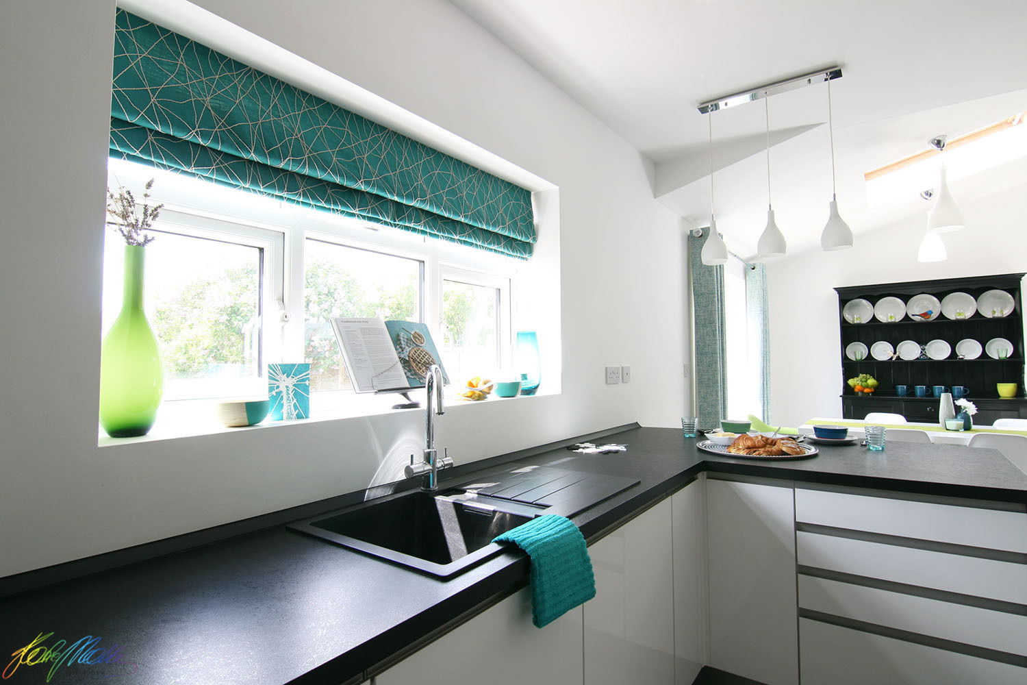 Kitchen area-window treatment homify 모던스타일 주방