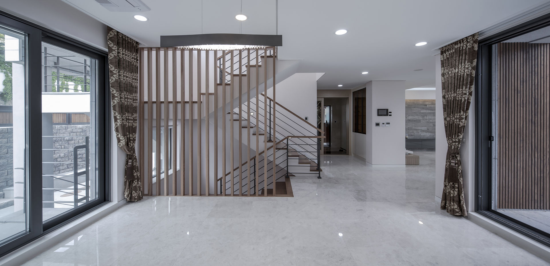 homify Pasillos, vestíbulos y escaleras modernos