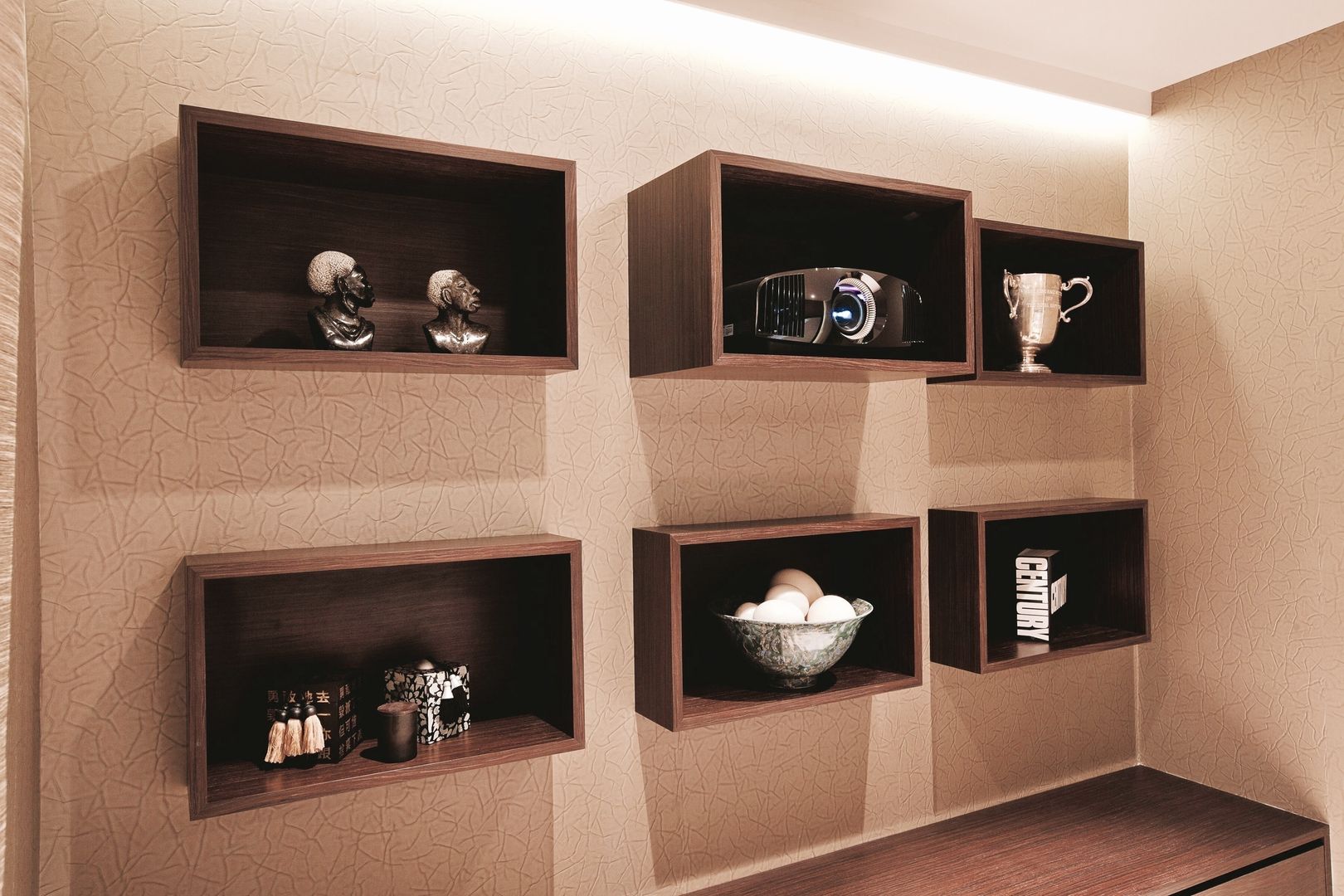 Wall mounted cabinet hosting HD projector and accessories Finite Solutions Salas multimedia de estilo moderno