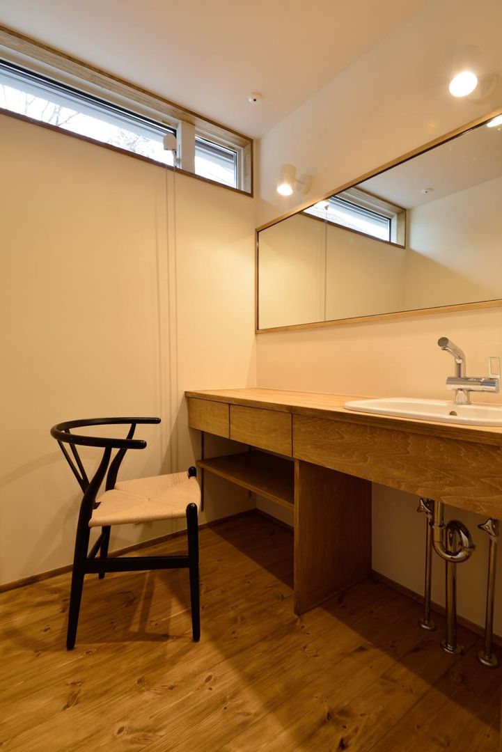 洗面所の鏡 アトリエdoor一級建築士事務所 モダンスタイルの お風呂