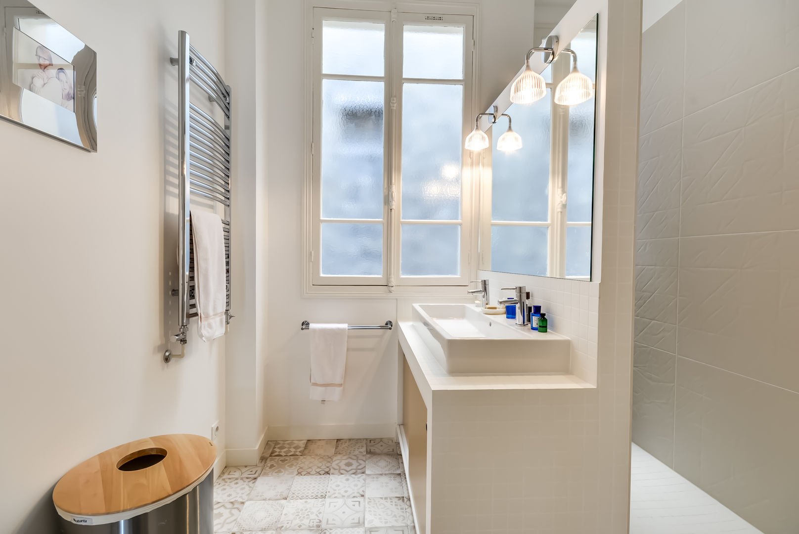 Un appartement haussmanien revisité - Paris 16e, ATELIER FB ATELIER FB Baños de estilo moderno