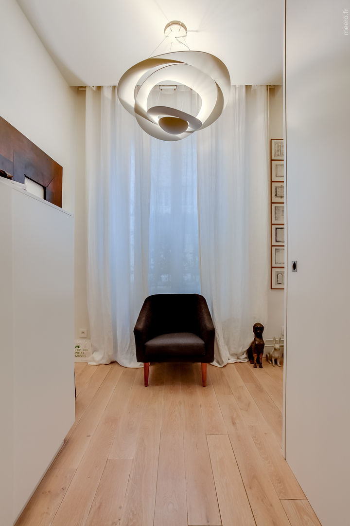 Un appartement d’écrivain- Paris- 2e , ATELIER FB ATELIER FB Modern corridor, hallway & stairs