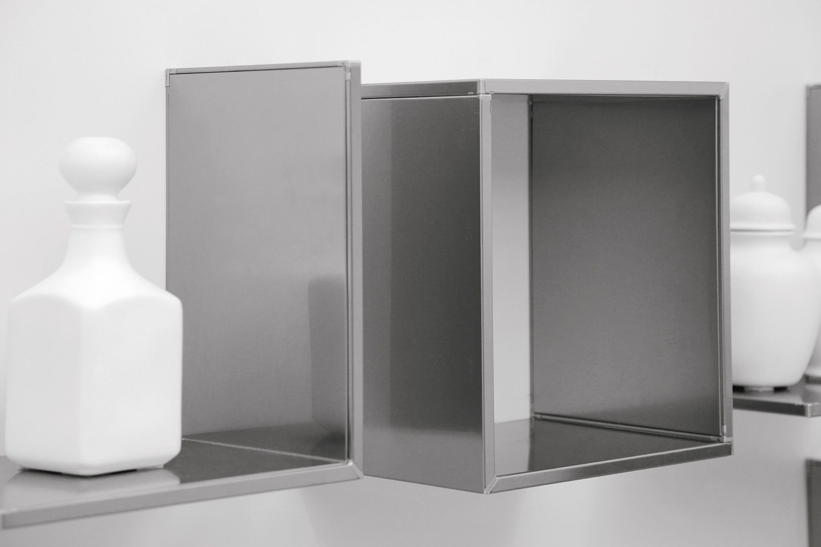 Magnetika system - magnetic shelves Ronda Design غرف تخزين Storage