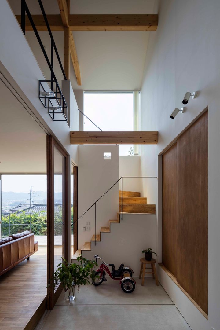 生駒の家 House in Ikoma, arbol arbol Modern Corridor, Hallway and Staircase