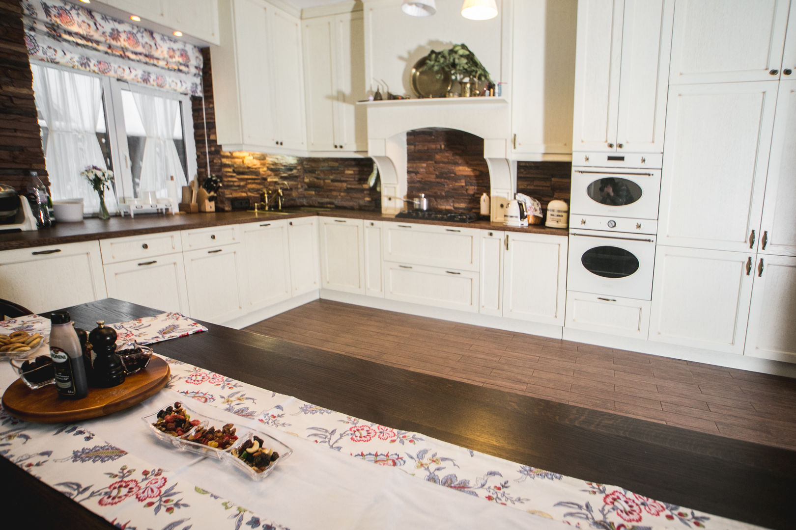 Элементы мебели и декоративная отделка из массива в загородном доме, Very'Wood Very'Wood Kitchen