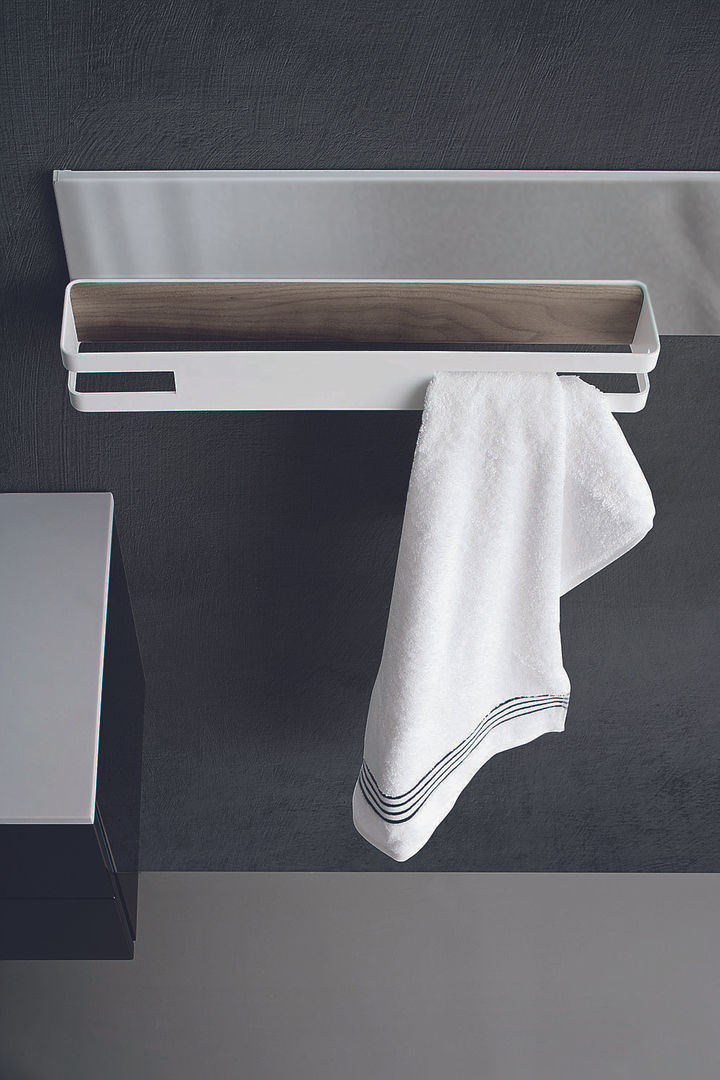 Magnetika bathroom - magnetic towel rail on metal bar Ronda Design 모던스타일 욕실 수납