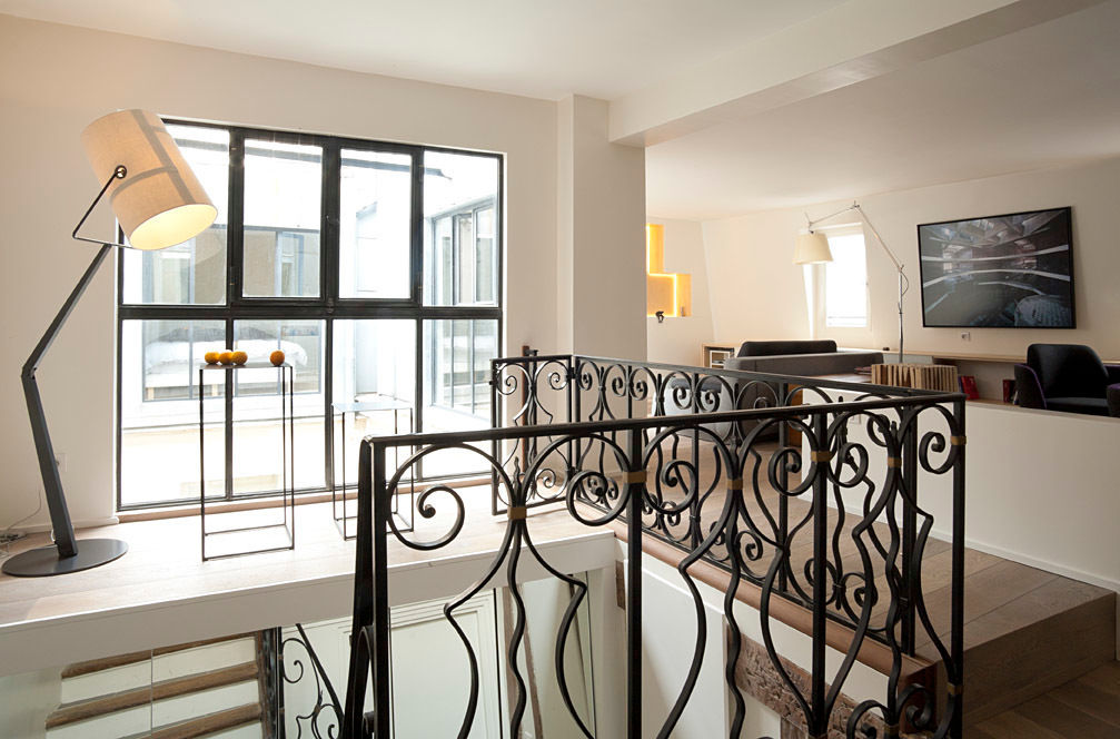Transformation d’un duplex vétuste en appartement moderne-Paris-3e, ATELIER FB ATELIER FB الممر الحديث، المدخل و الدرج