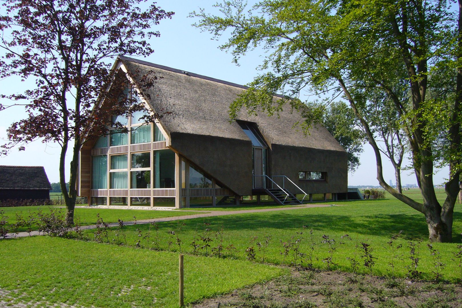 Woning te Gytsjerk, Dorenbos Architekten bv Dorenbos Architekten bv Moderne huizen Lucht,Plant,Gebouw,Venster,Boom,Natuurlijk landschap,land veel,huis,vegetatie,Huisje