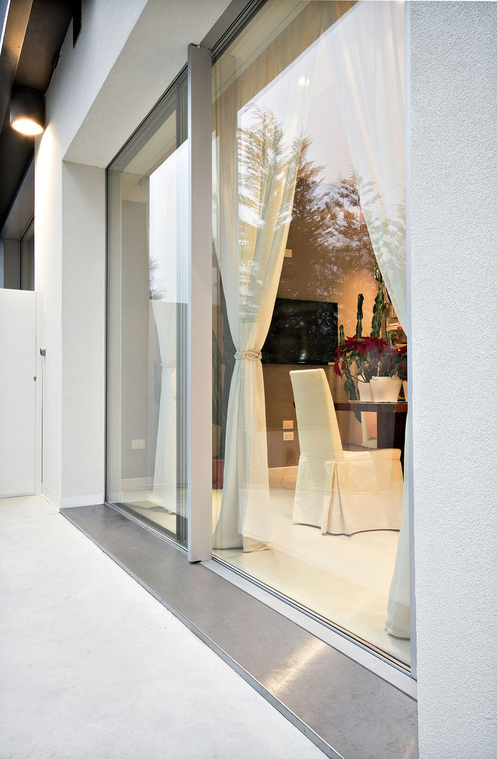 Xtravision: una finestra sul mondo, Impronta Impronta Minimalist windows & doors Windows