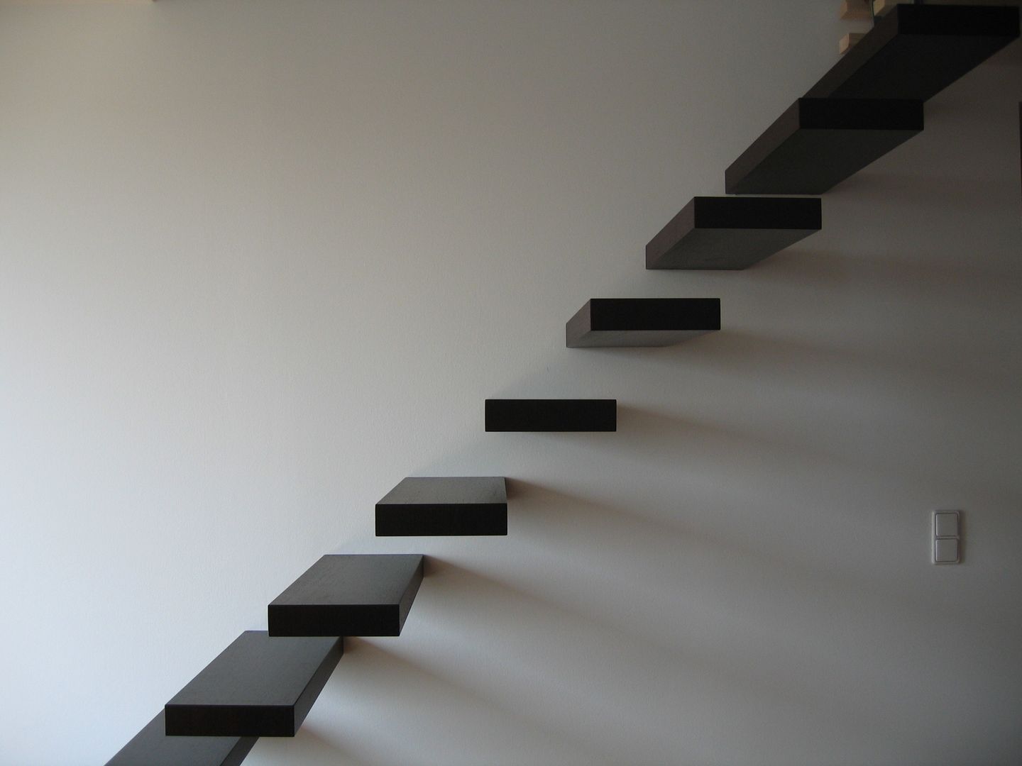 Schwebende Erscheinung: puristische Kragarmtreppen, Aufleiter & Roy GmbH Aufleiter & Roy GmbH Pasillos, vestíbulos y escaleras de estilo minimalista