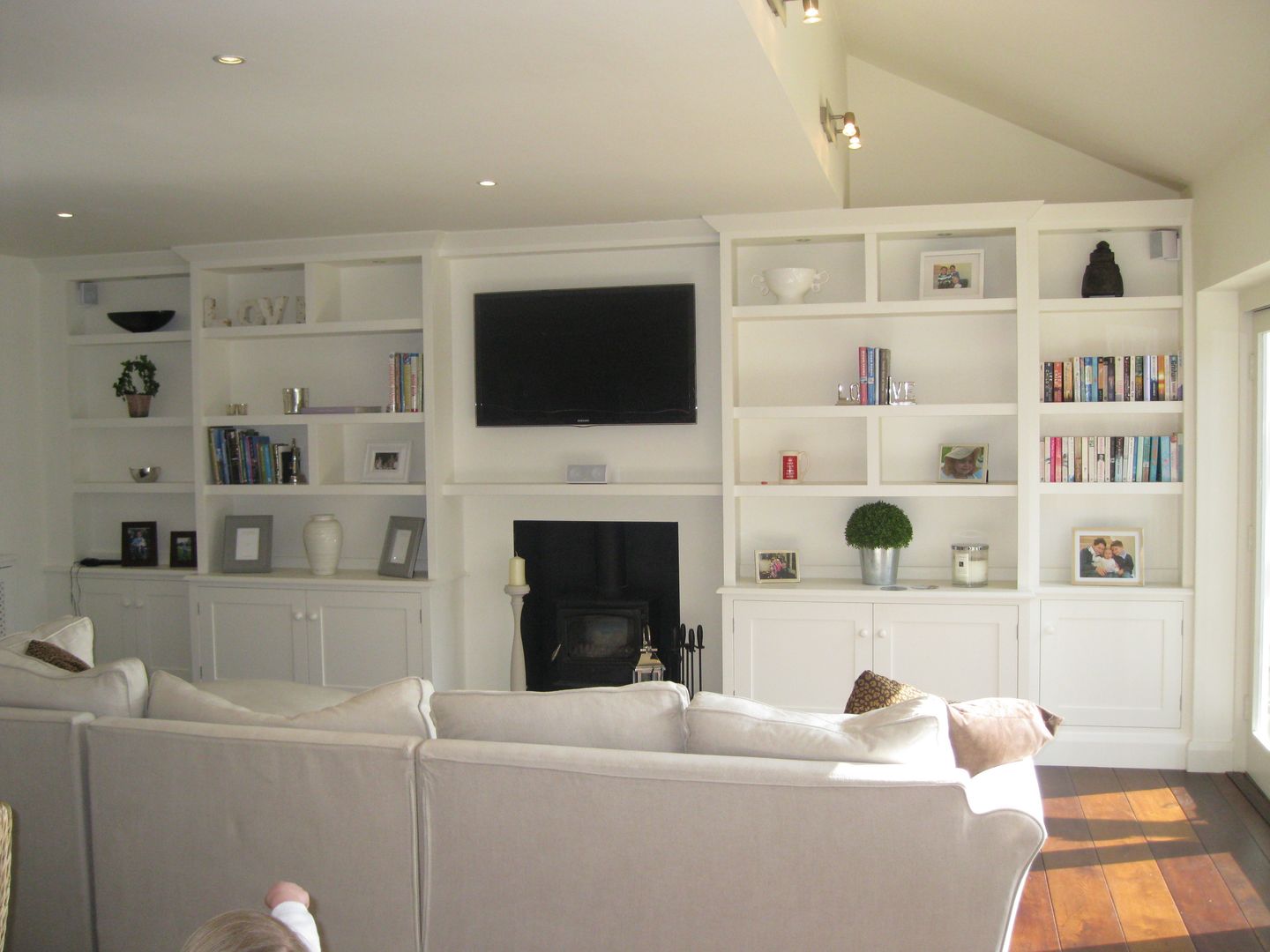 Bookcases for Fireplace wall INGLISH DESIGN Living room Cupboards & sideboards