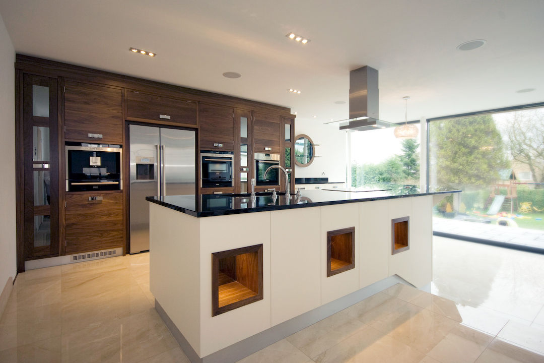 Kitchens made in Harrogate by Inglish Design INGLISH DESIGN Кухня в классическом стиле Шкафы и полки