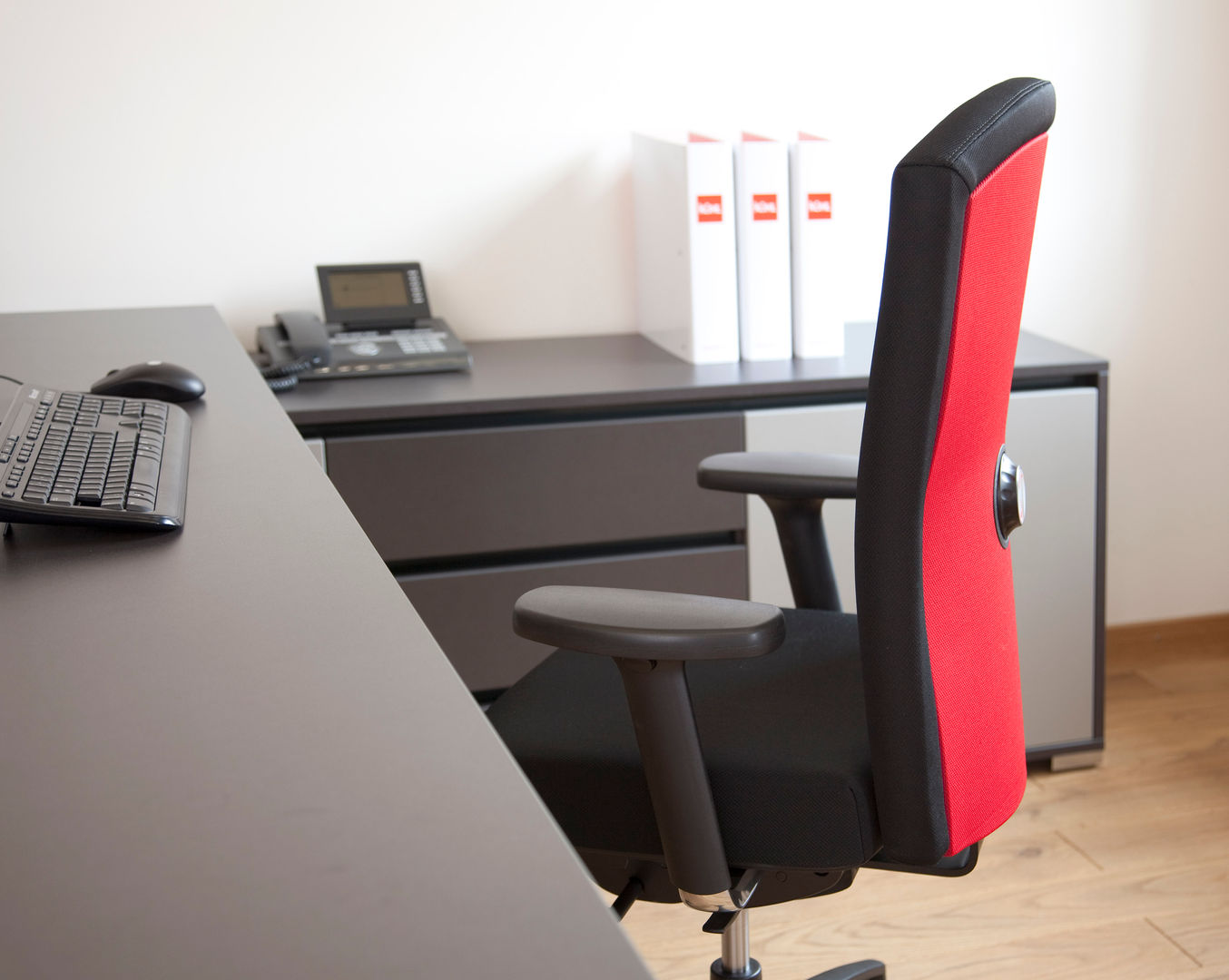 homify Ruang Studi/Kantor Gaya Industrial Chairs