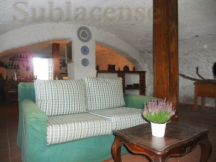 Casale sulle colline del vino cesanese venduto in 10 giorni, Sublacense Home Staging Sublacense Home Staging Rustic style living room
