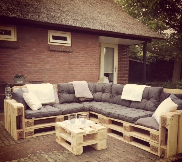 Rustiek, praktisch en geschikt voor buiten: een loungebank van pallets, Meubelen van pallets Meubelen van pallets Jardines de estilo moderno Mobiliario