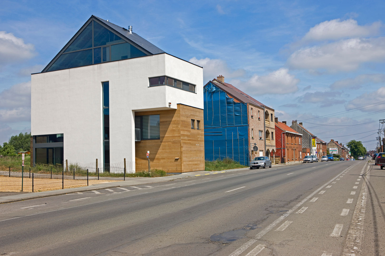 La surprenante maison “Tetris” à trois façades, DATAscs DATAscs Modern Houses