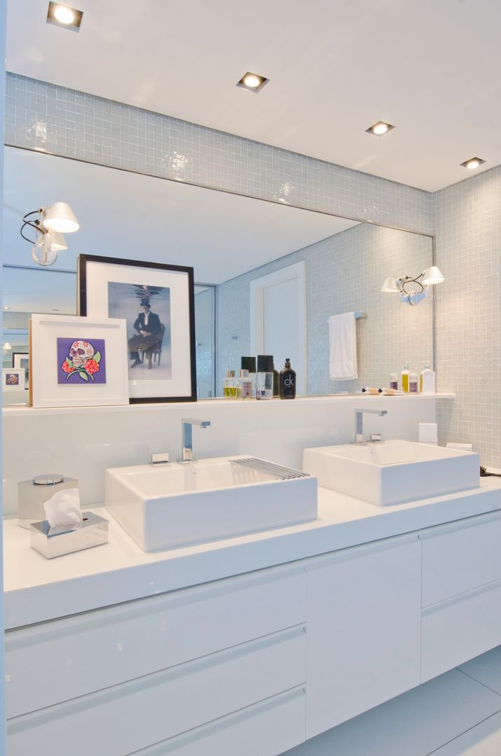 homify Modern bathroom