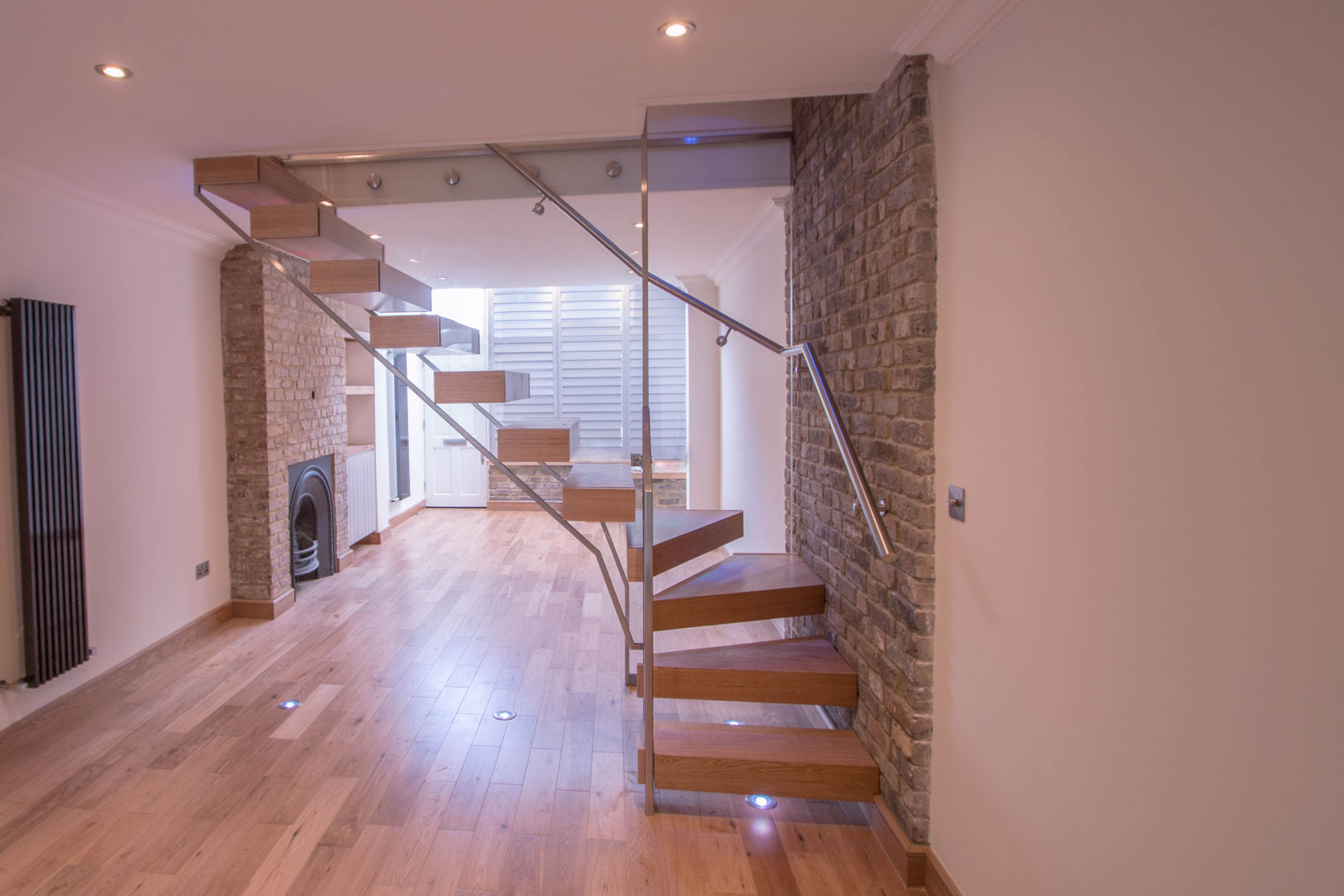 Modern Glass and Oak Floating Stairs Railing London Ltd Nowoczesny korytarz, przedpokój i schody