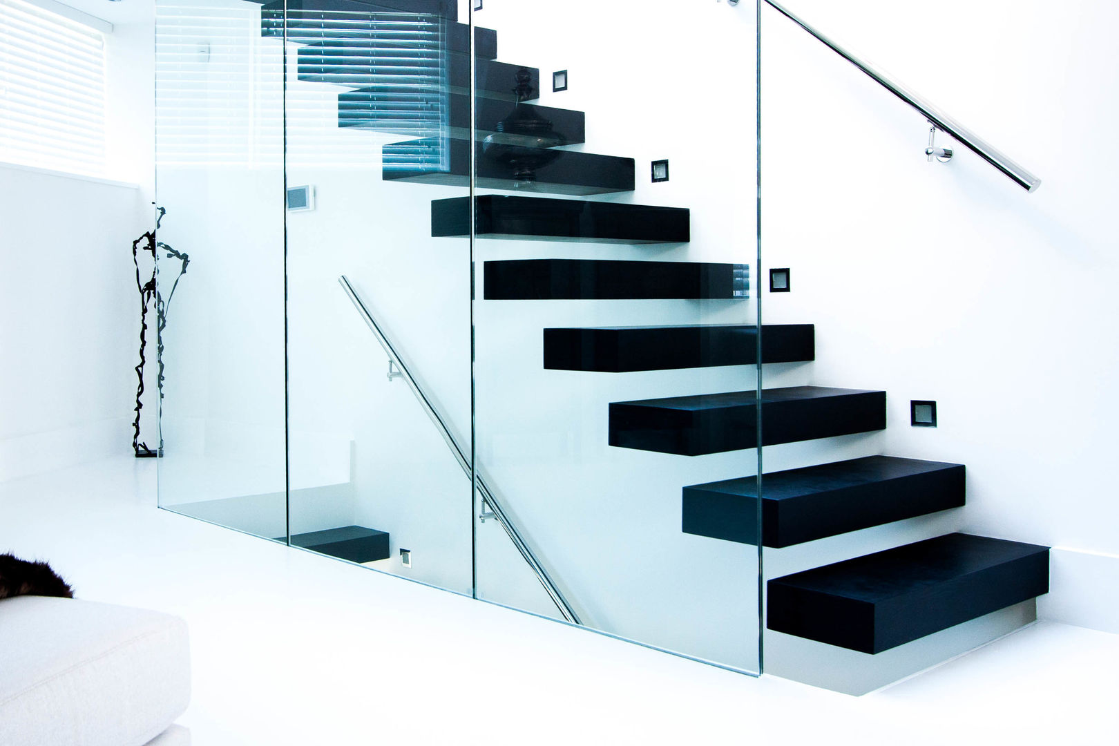 Classic and minimalistic Floating Stairs with black steps Railing London Ltd ห้องโถงทางเดินและบันไดสมัยใหม่