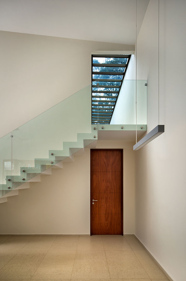 P& B homify Pasillos, vestíbulos y escaleras de estilo moderno