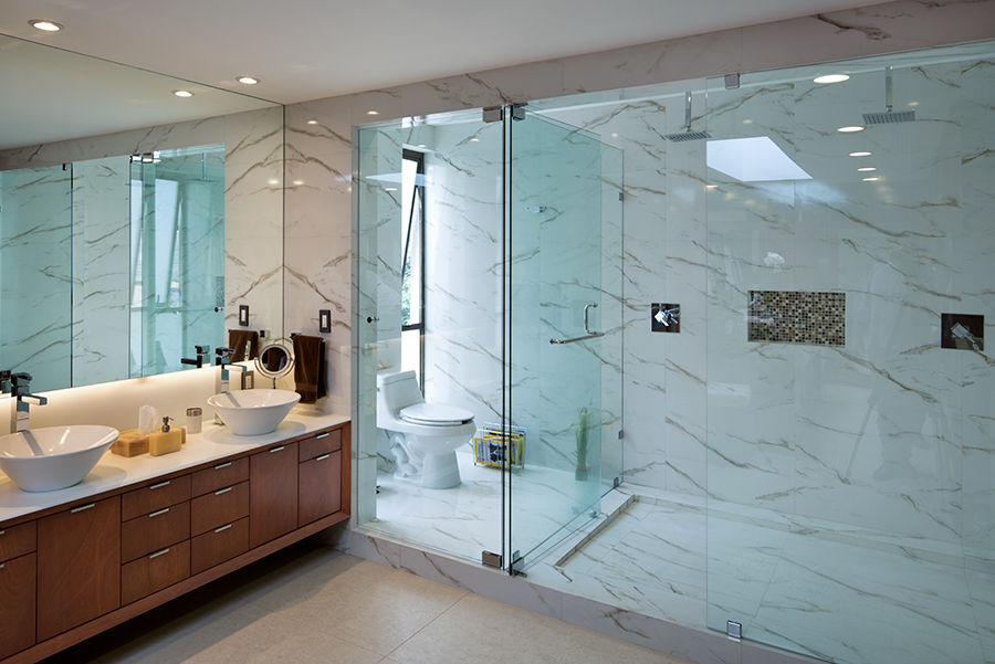 homify Modern bathroom