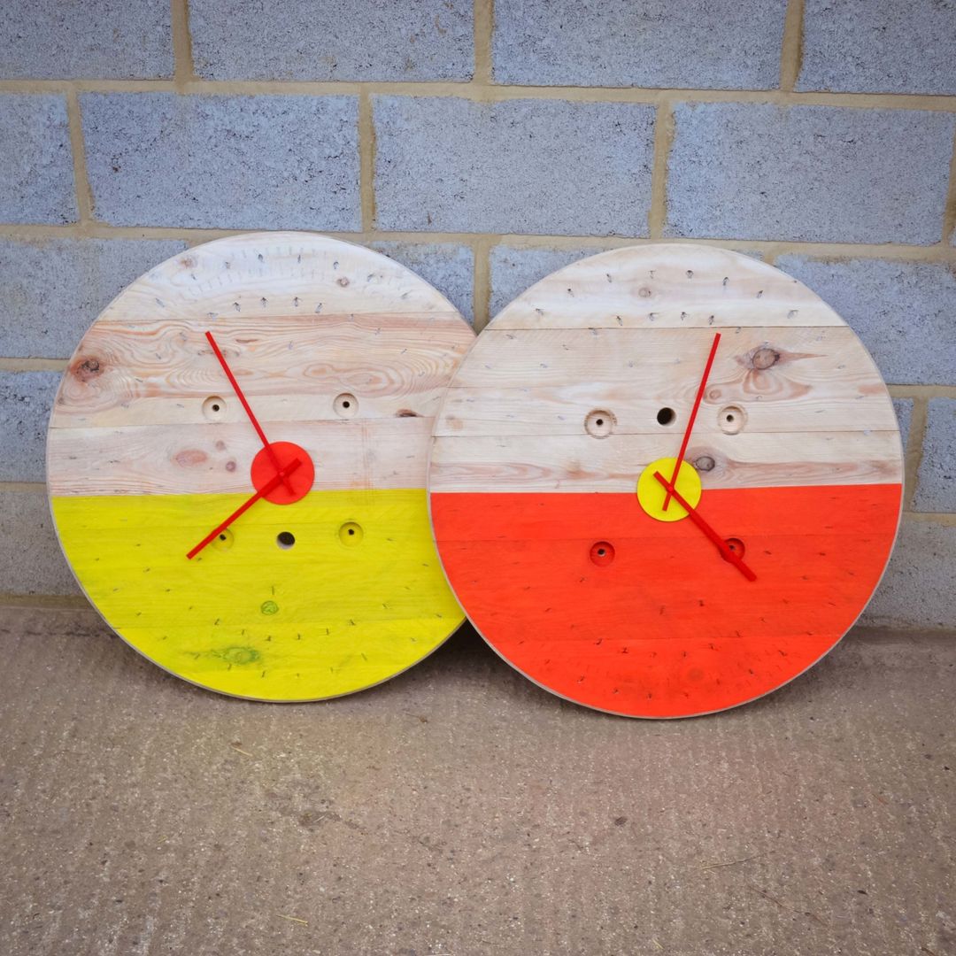 Upcycled cable reel clocks Frances Bradley Jardim interior Paisagismo de interior