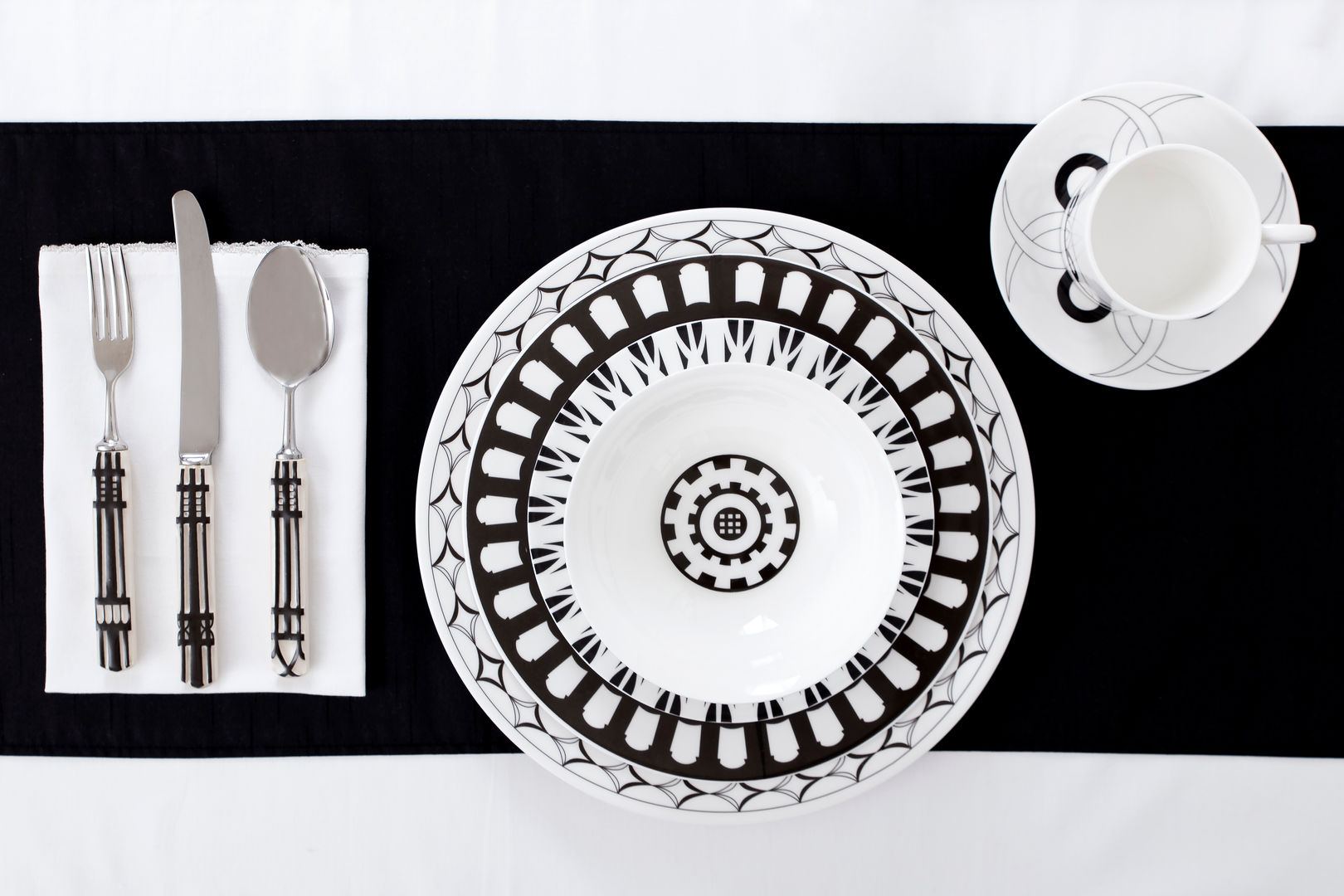 homify Dining room Crockery & glassware