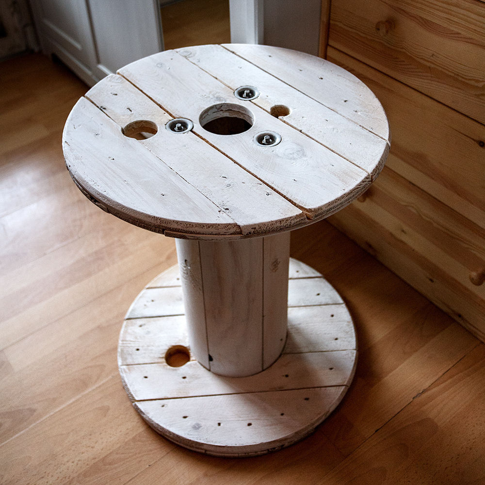 Touret table basse en bois blanc patiné, Artodeco Artodeco Вітальня Столики та лотки