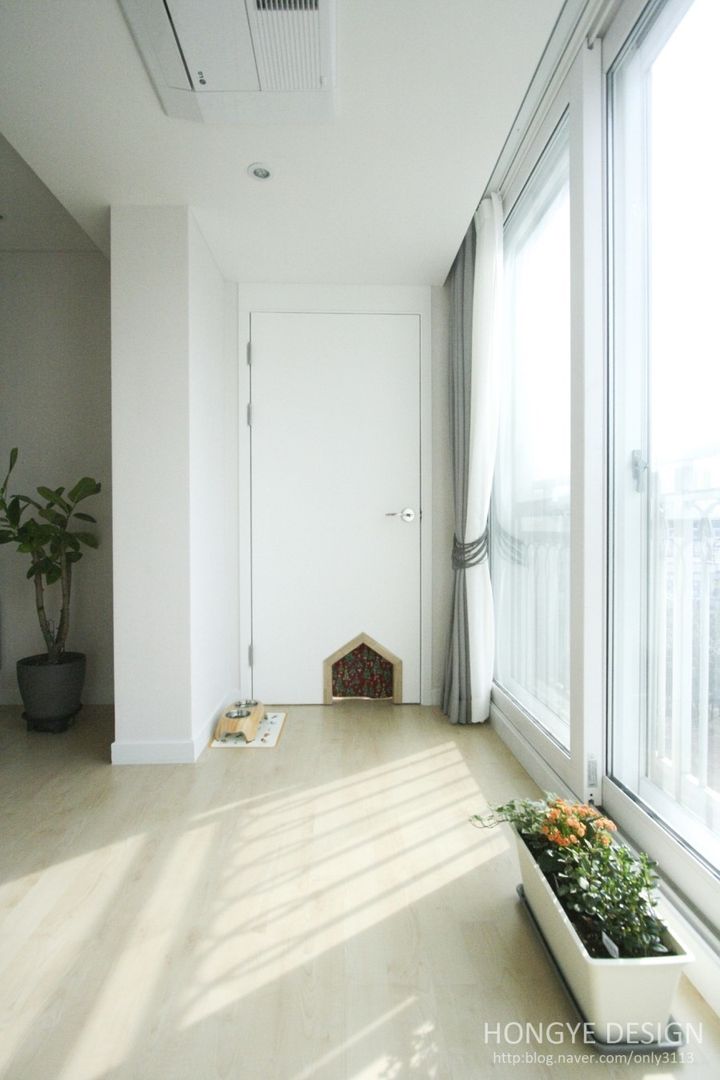 반려묘와 함께하는 신혼부부의 집, 홍예디자인 홍예디자인 Modern living room