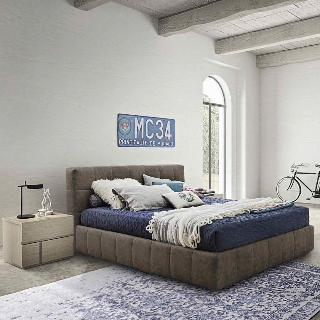 'Ascot' bed with headboard by Veneran homify モダンスタイルの寝室 ベッド＆ヘッドボード