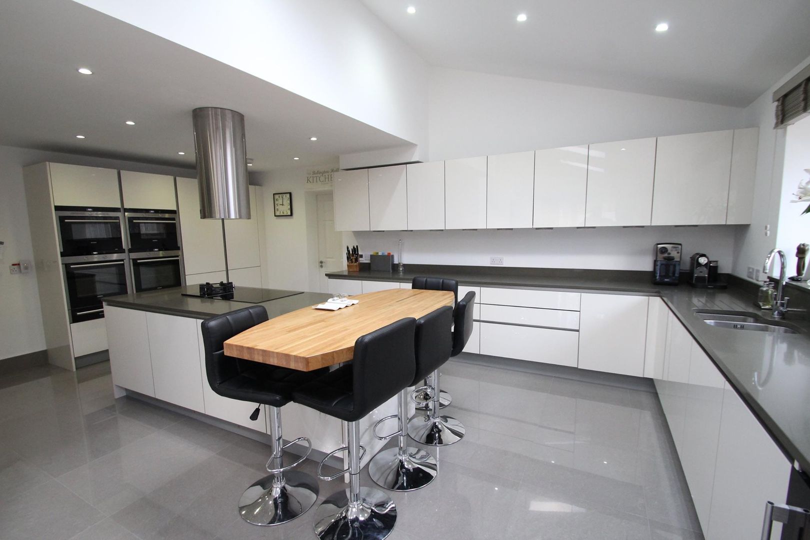 Modern white gloss English kitchen AD3 Design Limited Кухня в стиле модерн