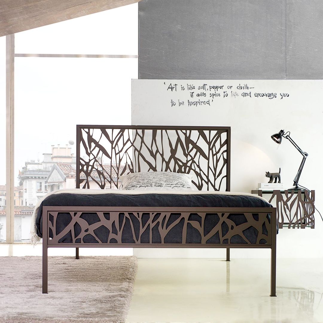 'Green' wrought iron bed with headboard by Cosatto homify 臥室 床與床頭櫃