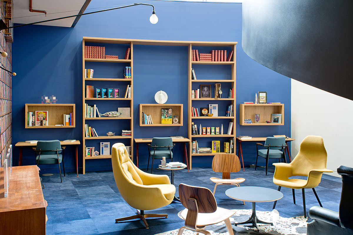 16. Bespoke wall storage unit with integrated desk spaces align Espacios comerciales Oficinas y tiendas