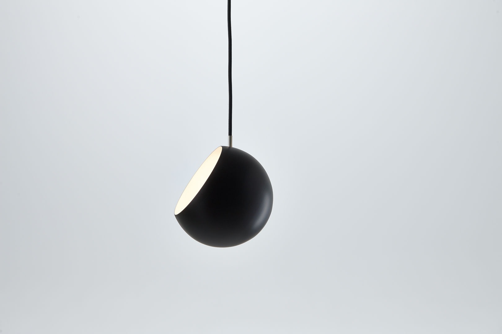 Tilt Globe, jjoo design jjoo design Modern kitchen Lighting