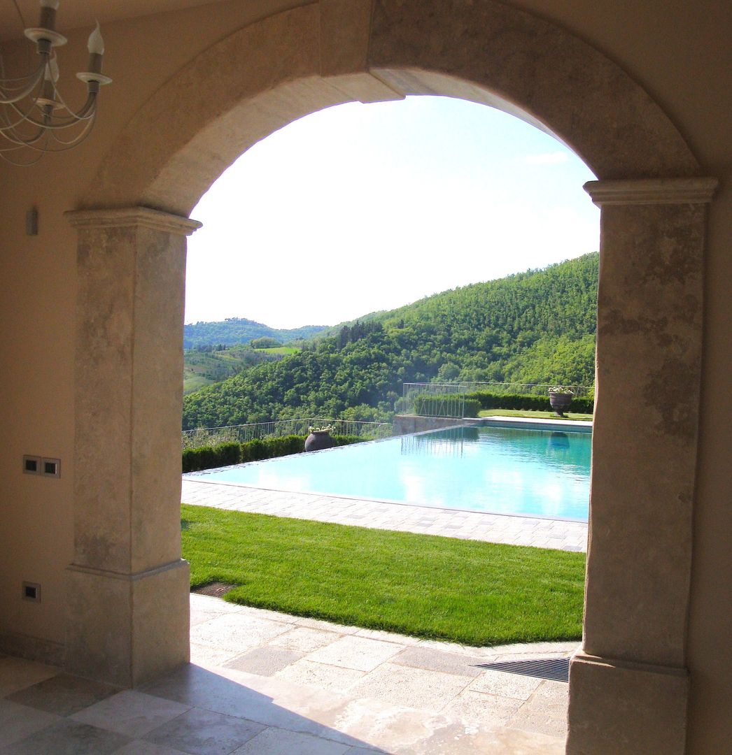 Arco in pietra, piscina a sfioro. Garden House Lazzerini Giardino classico Marmo