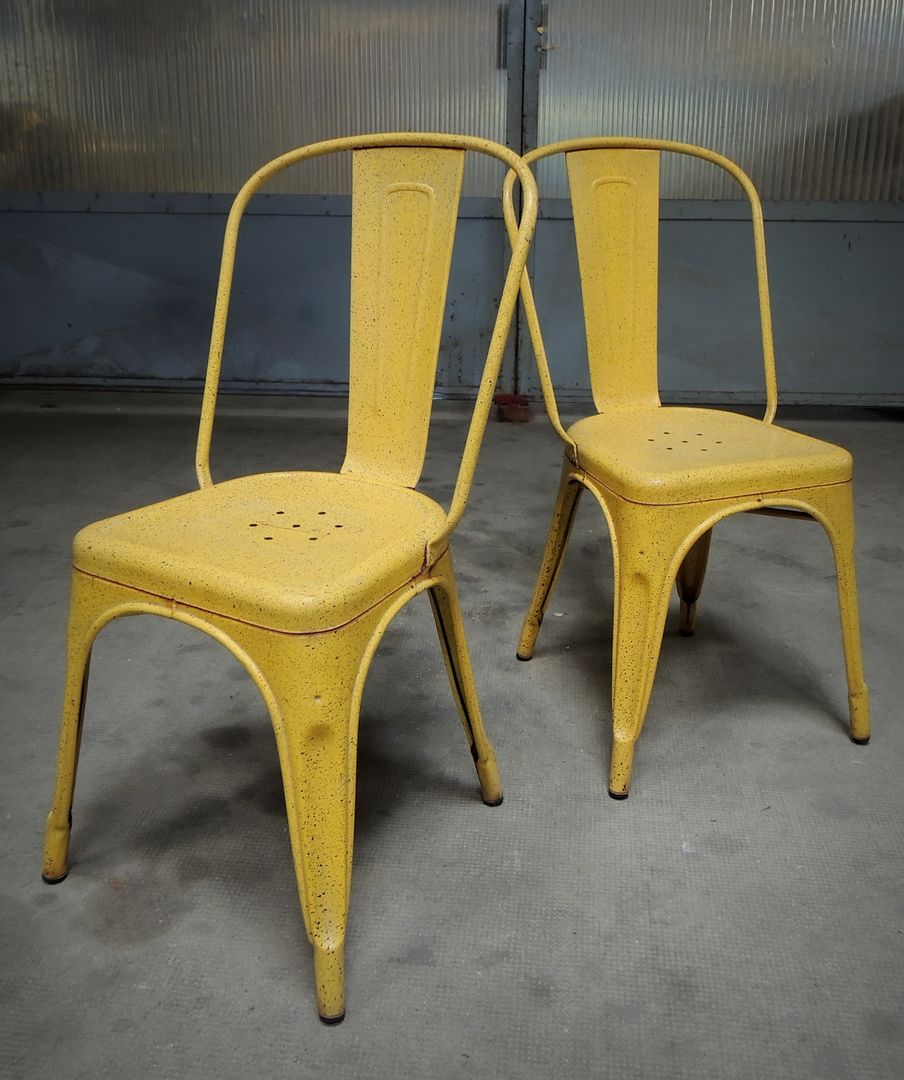 Paire de chaises Tolix "A" des années 50, Martin La Brocante Martin La Brocante مطبخ طاولات وكراسي