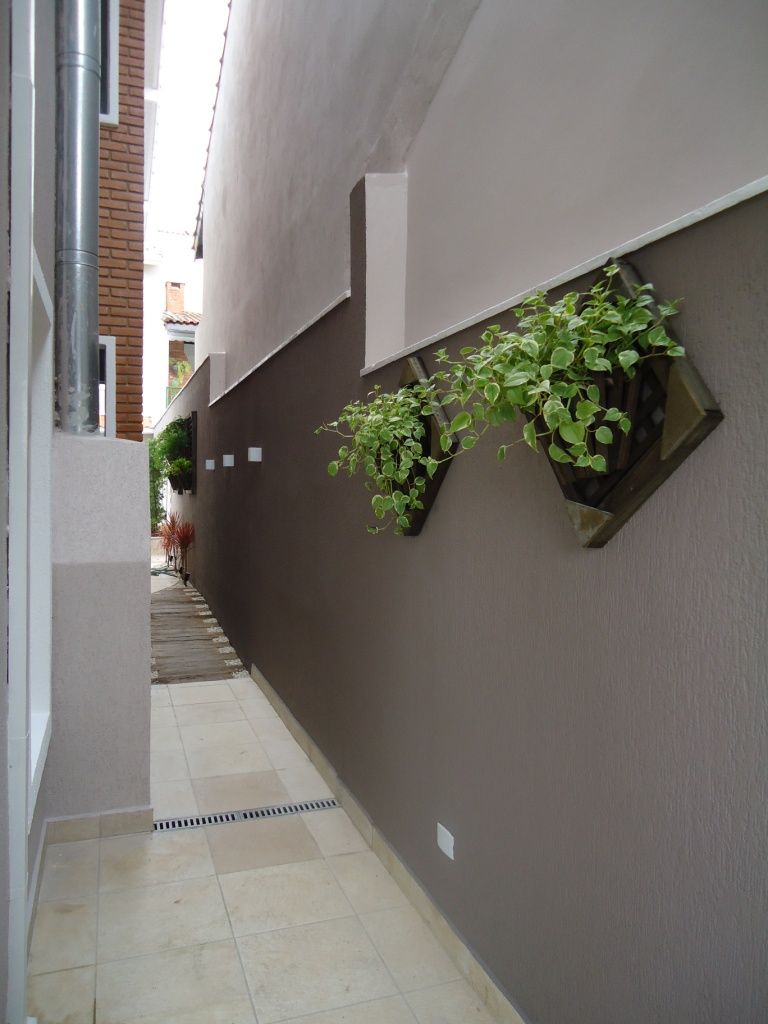 Residência Nádia & Pedro - Área externa, Kátia Borges - arquitetura+interiores Kátia Borges - arquitetura+interiores Eclectic style corridor, hallway & stairs