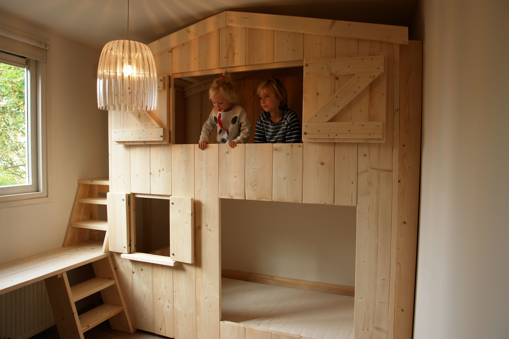 stapelbedhuisje met bureau, klauterkamer klauterkamer Minimalist nursery/kids room Beds & cribs