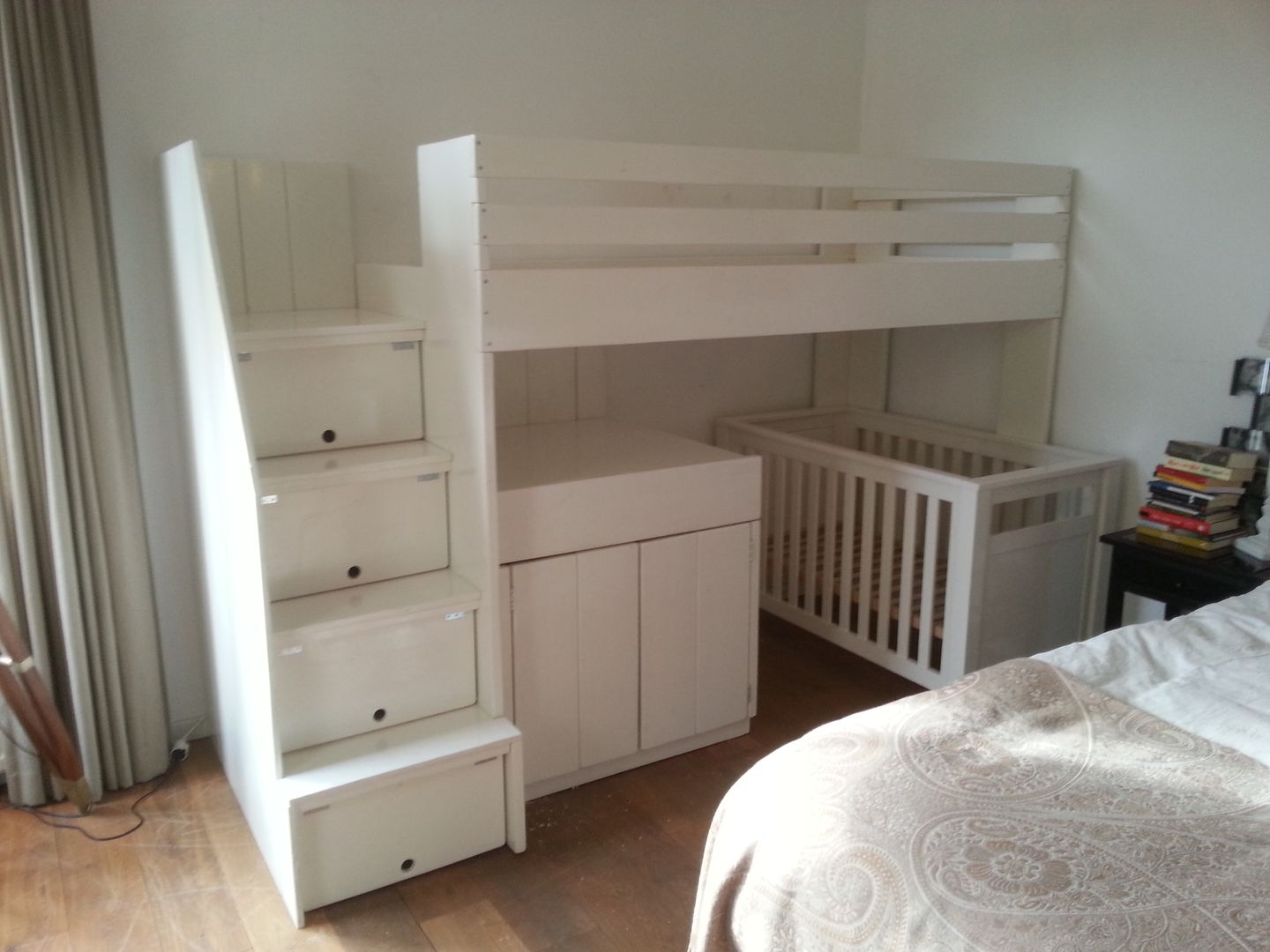 hoogslaper met commode en opbergruimte onder de trap, klauterkamer klauterkamer Quarto infantil minimalista Camas e berços