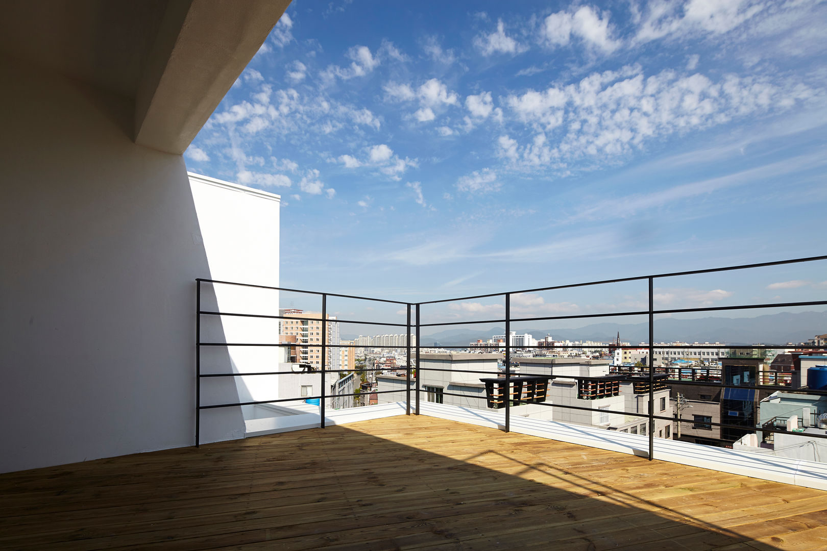 모서리집, 스마트건축사사무소 스마트건축사사무소 Balcone, Veranda & Terrazza in stile moderno