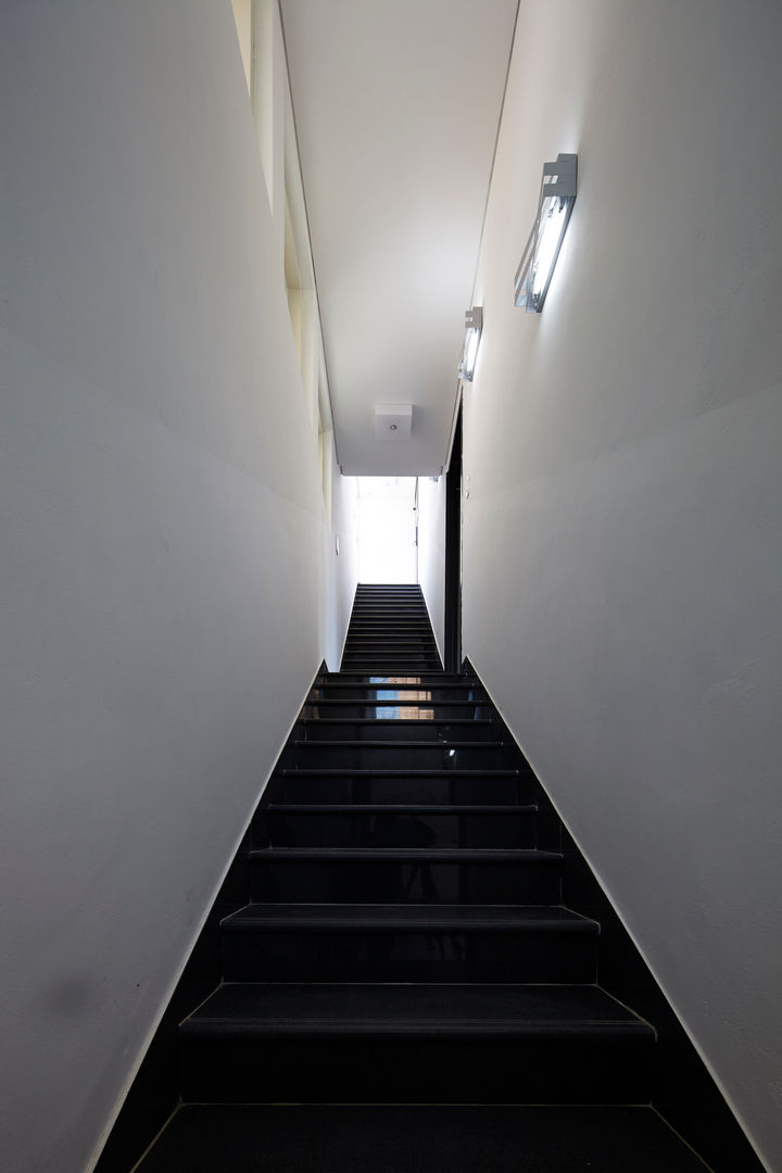 모서리집, 스마트건축사사무소 스마트건축사사무소 Modern corridor, hallway & stairs