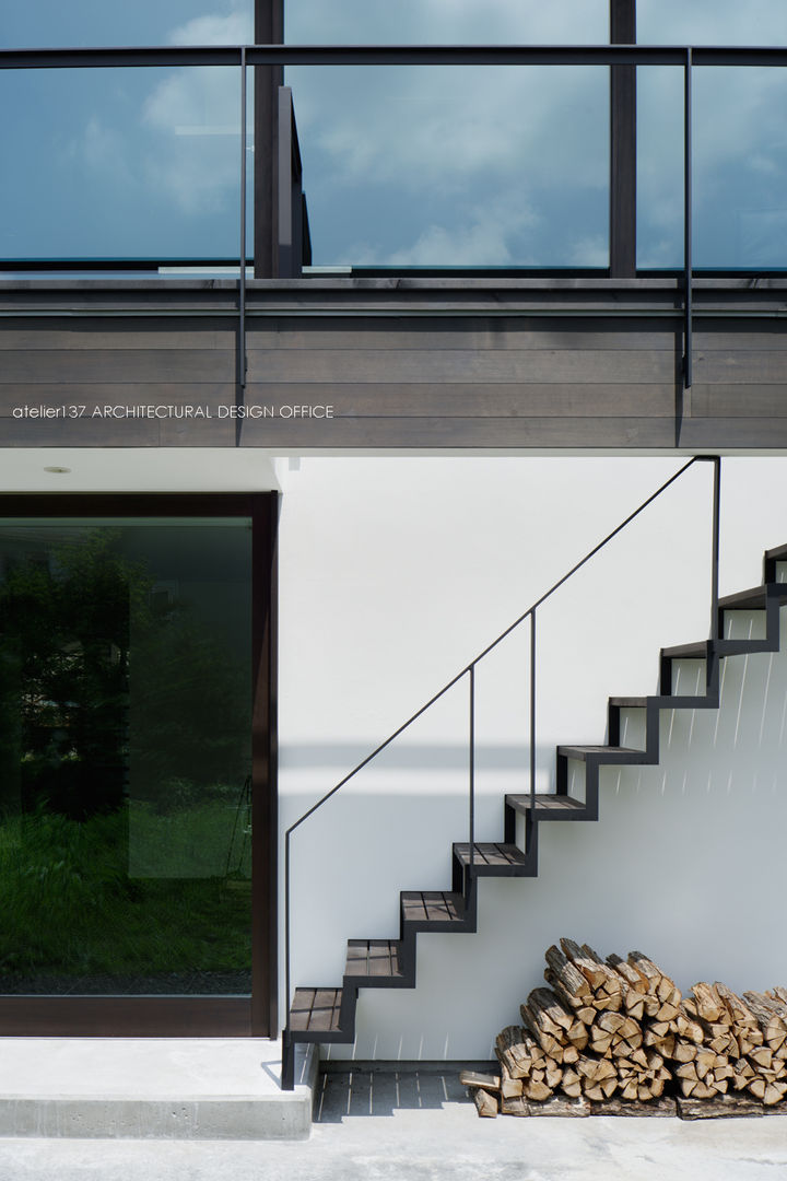 外階段～035カルイザワハウス atelier137 ARCHITECTURAL DESIGN OFFICE モダンスタイルの 玄関&廊下&階段 鉄/鋼 外階段,before and after