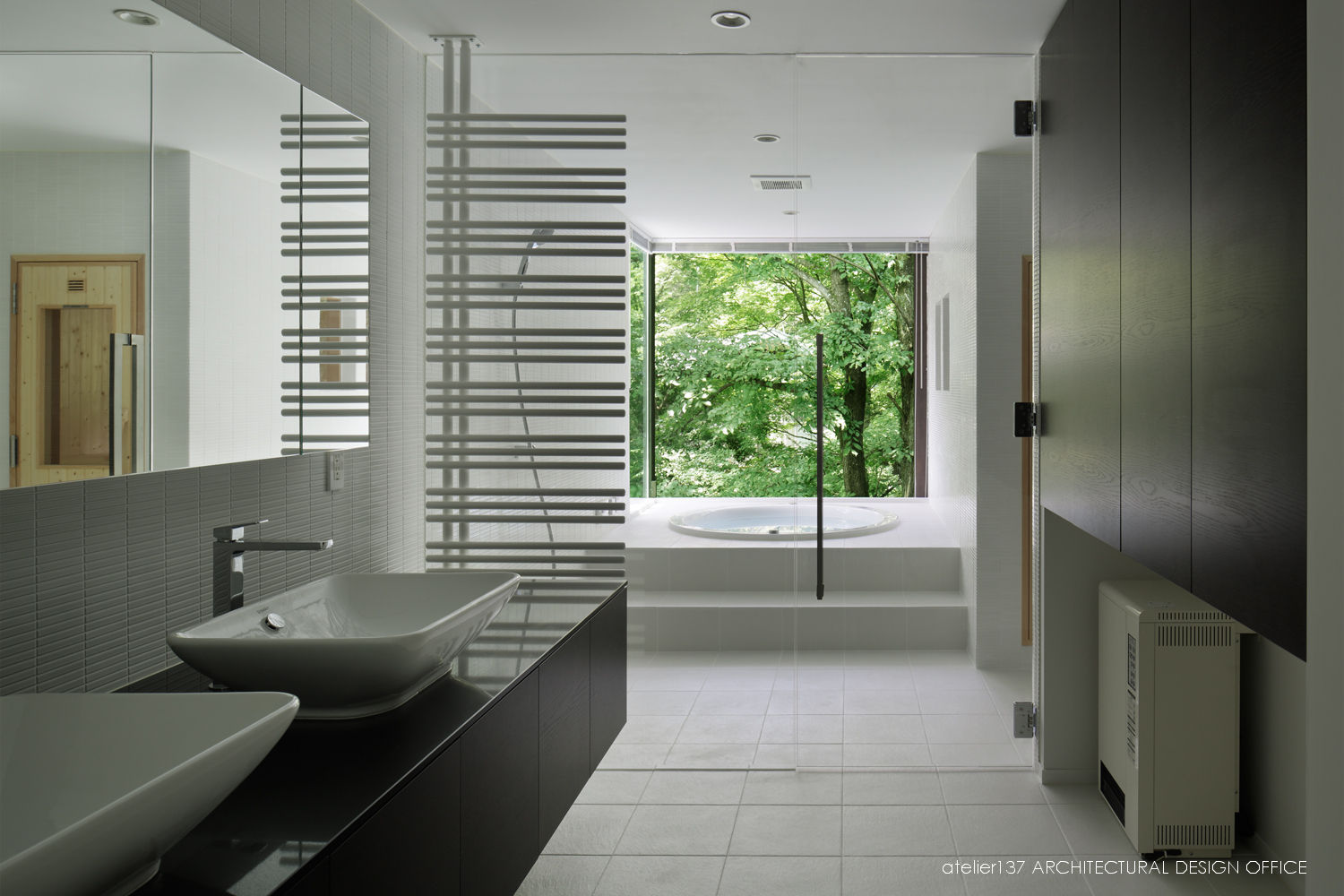 035カルイザワハウス, atelier137 ARCHITECTURAL DESIGN OFFICE atelier137 ARCHITECTURAL DESIGN OFFICE Modern bathroom Tiles