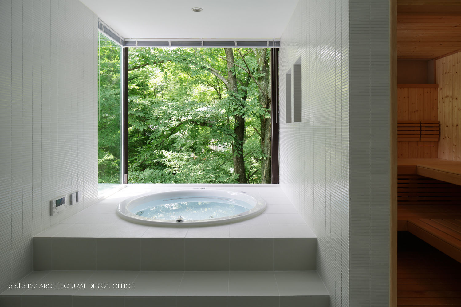 浴室～035カルイザワハウス atelier137 ARCHITECTURAL DESIGN OFFICE モダンスタイルの お風呂 タイル 浴室,露天風呂,眺望,サウナ,家庭用サウナ